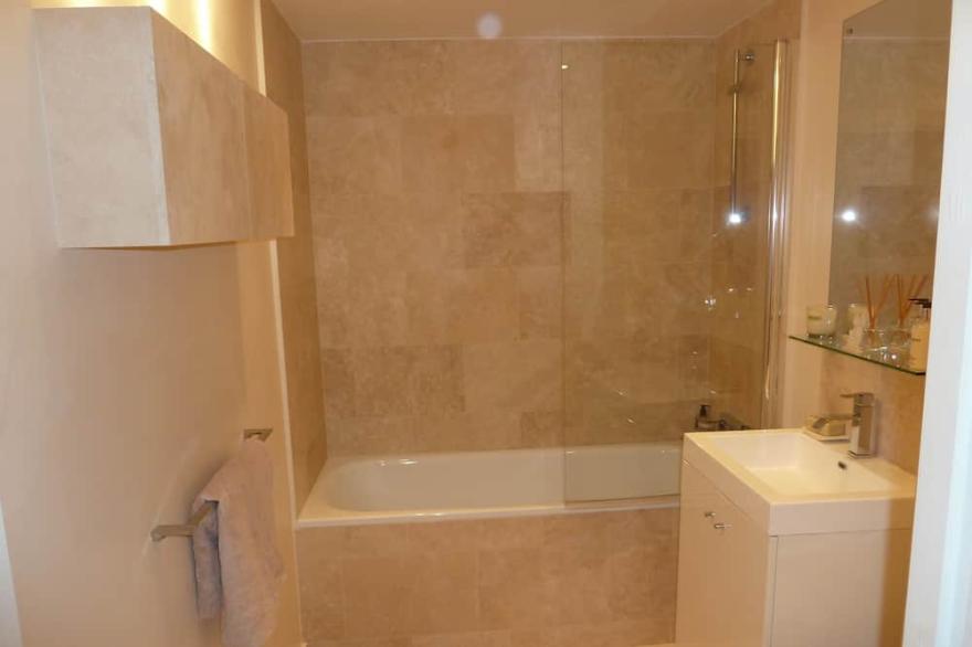 Stunning 2 bedroom Fulham / Chelsea Border Flat WiFi  by river!