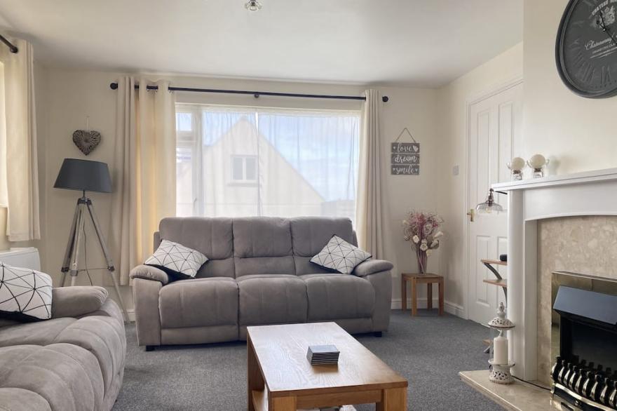 GREAT LOCATION  less than 5 minute walk to centre of Tintagel and Coastal Footpa