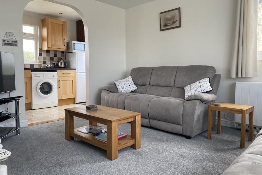 GREAT LOCATION  less than 5 minute walk to centre of Tintagel and Coastal Footpa