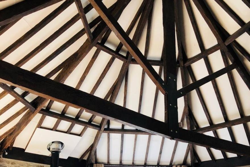 Rose Barn Sleeps 8 with Hot tub in Widemouth Bay