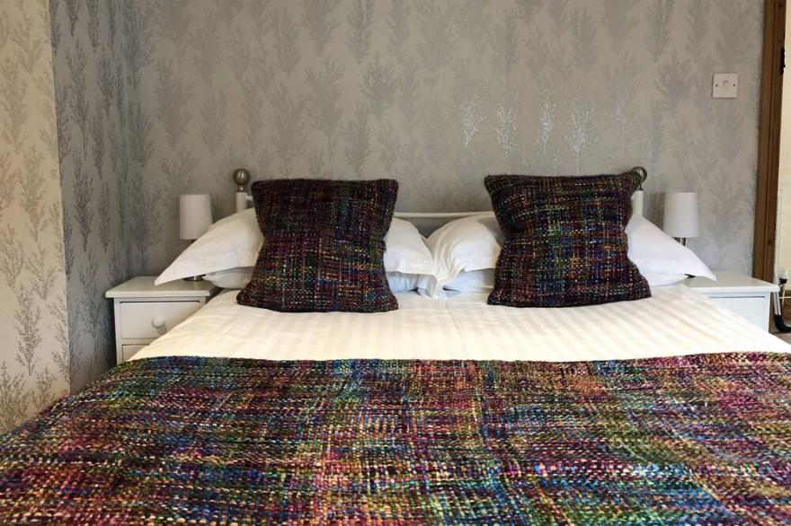 Rose Barn Sleeps 8 with Hot tub in Widemouth Bay