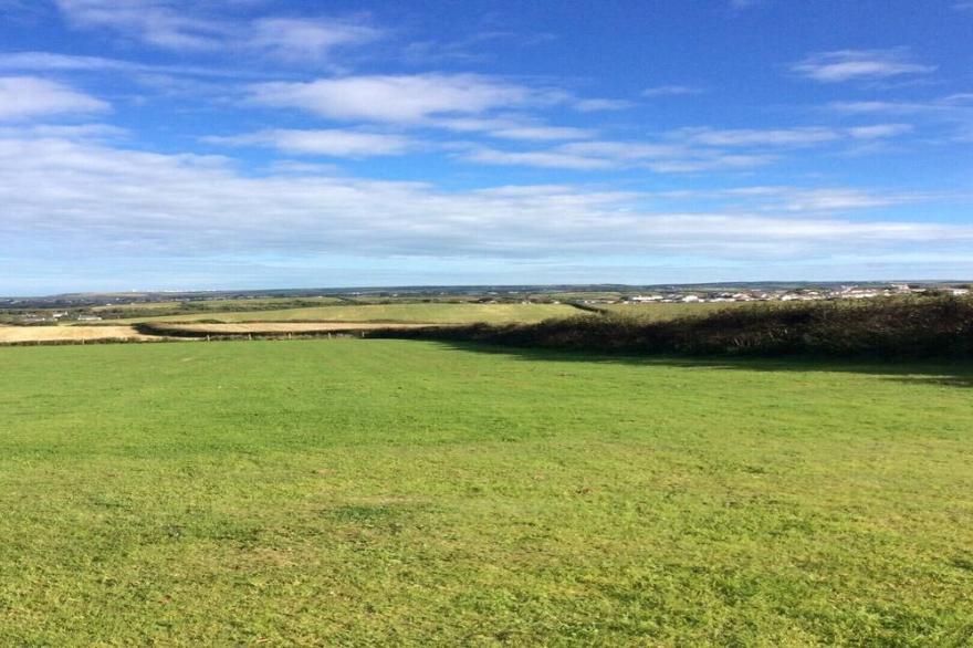 Rose Barn Sleeps 8 with Hot tub in Widemouth Bay