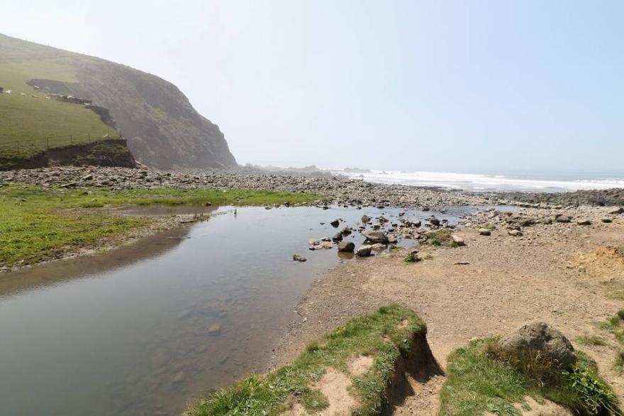 SWALLOW COTTAGE, pet friendly, with a garden in Bude