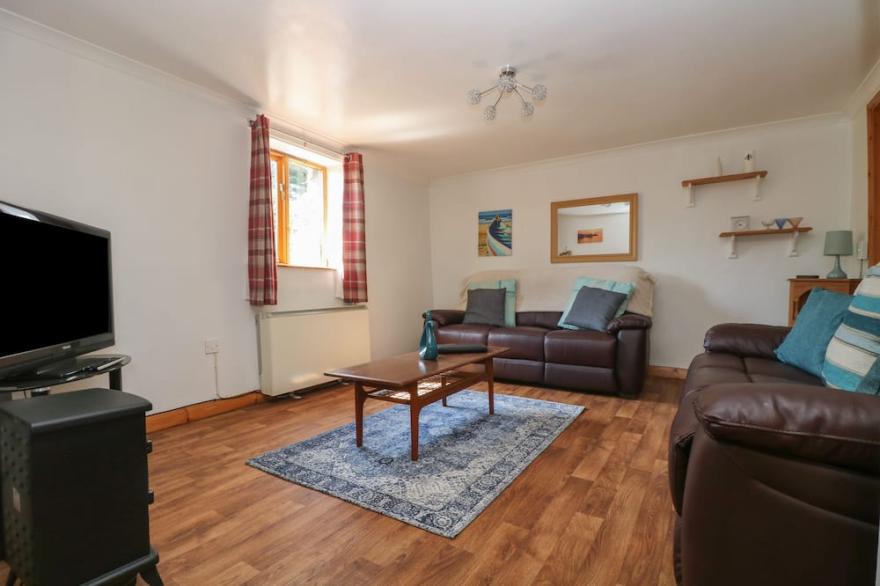 SWALLOW COTTAGE, pet friendly, with a garden in Bude