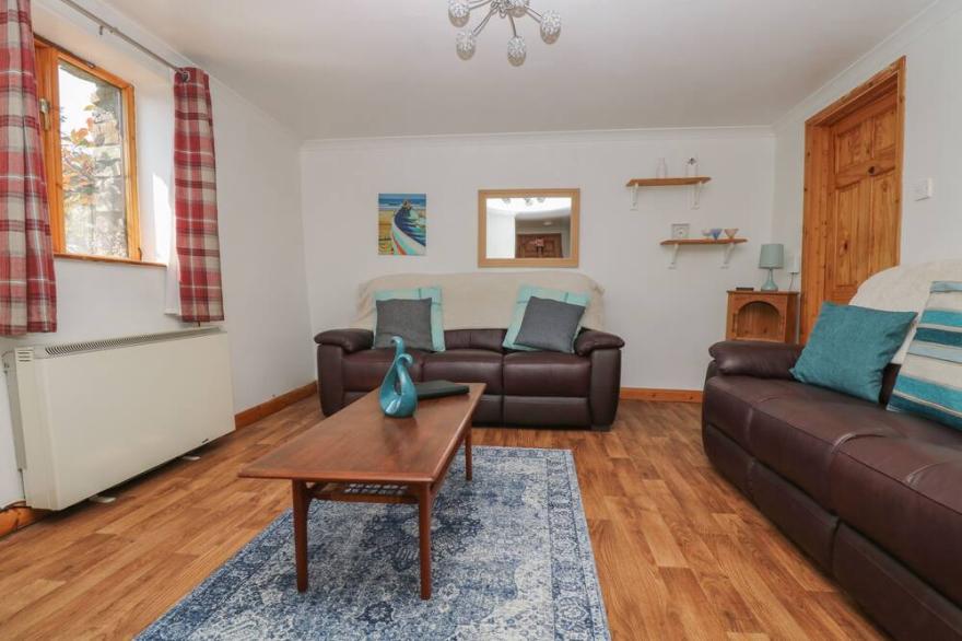 SWALLOW COTTAGE, pet friendly, with a garden in Bude