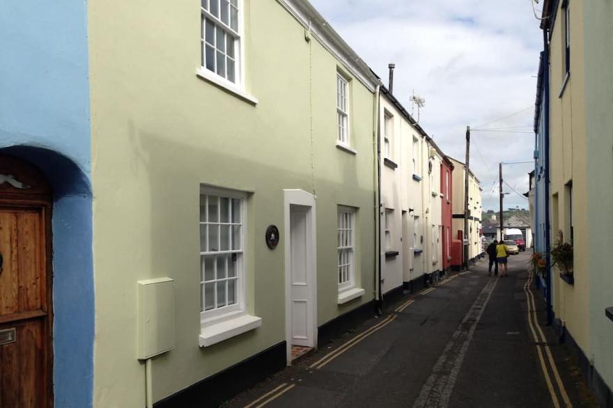 House right on Estuary, at Appledore, Devon, Shops, Pubs, Playground all close