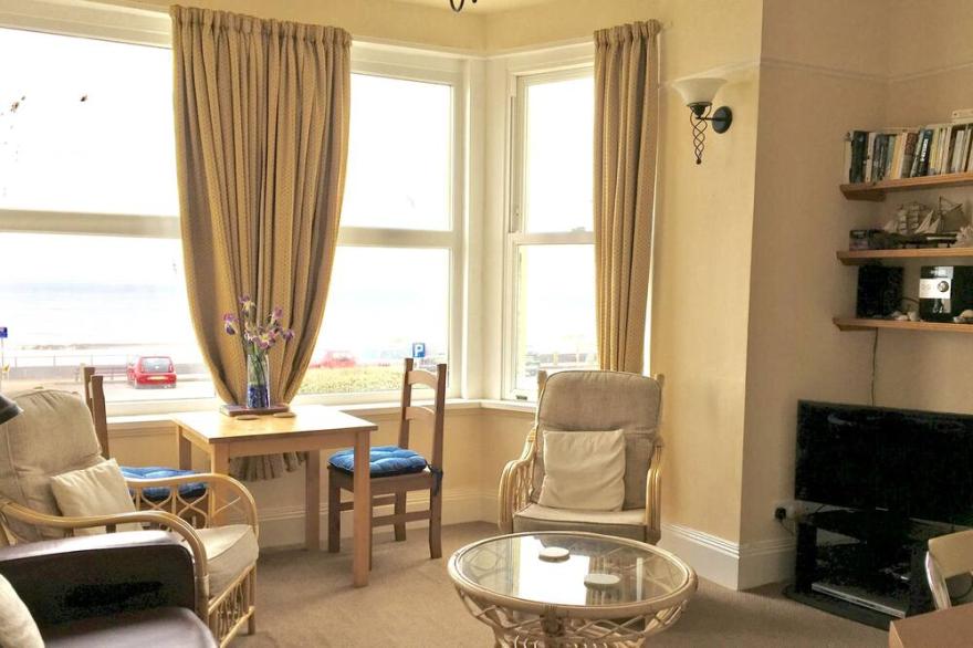 First floor seaside apartment with balcony and spectacular sea views.