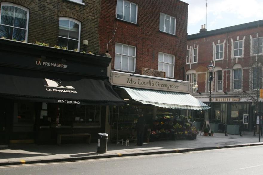 Highbury - great secure location, easy access to City and West End.