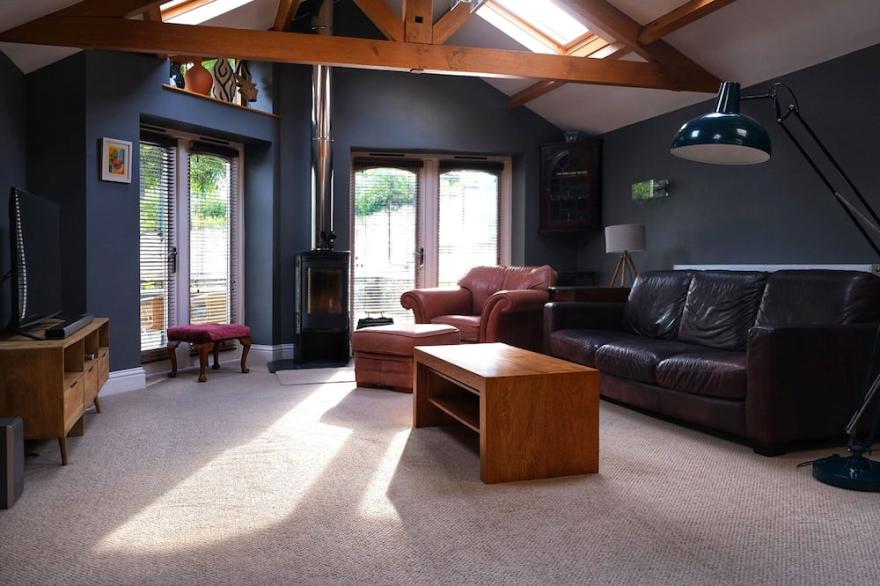HILLS COURT. AVAILABLE FOR CHRISTMAS WITH DECORATIONS / HOT TUB