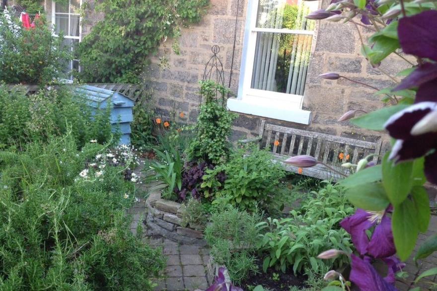 *Charming, spacious Grade 'B' listed colony flat in a fashionable city location