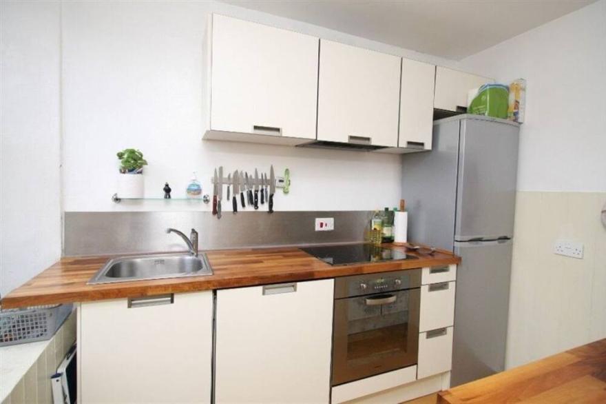 *Charming, spacious Grade 'B' listed colony flat in a fashionable city location