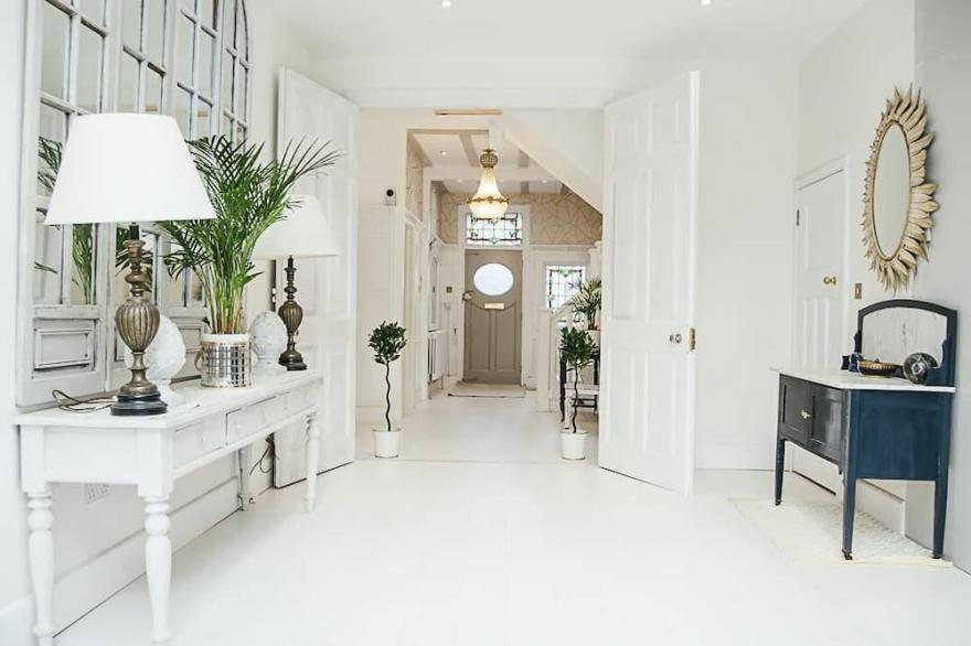 Hampton Court Palace 8 mins walk, family home, 3 mins walk to river +garden+park