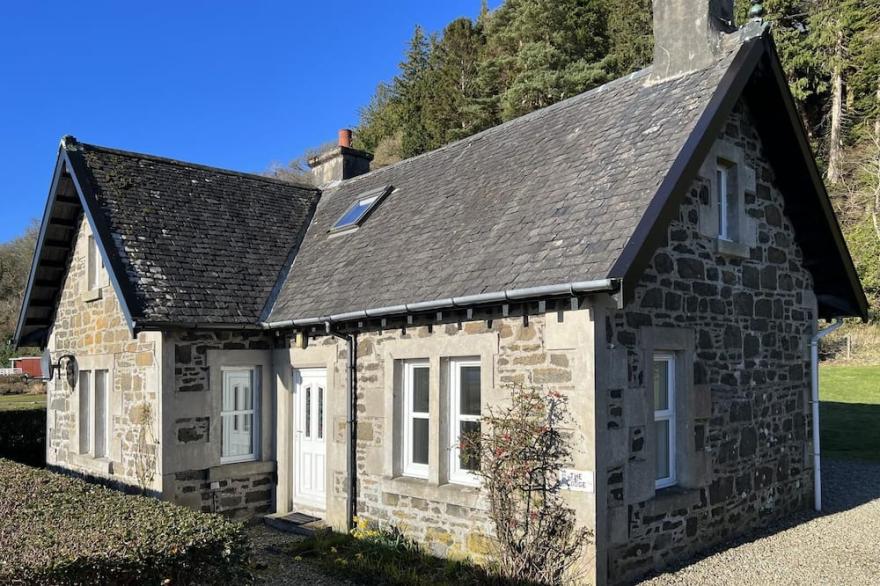 The Lodge Sleeps 6 - Private Cosy Cottage, Pets Welcome, Large Garden