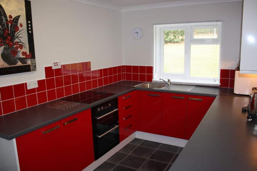 The Lodge Sleeps 6 - Private Cosy Cottage, Pets Welcome, Large Garden