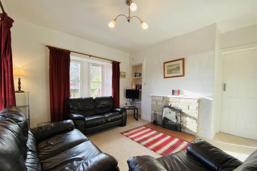 The Lodge Sleeps 6 - Private Cosy Cottage, Pets Welcome, Large Garden