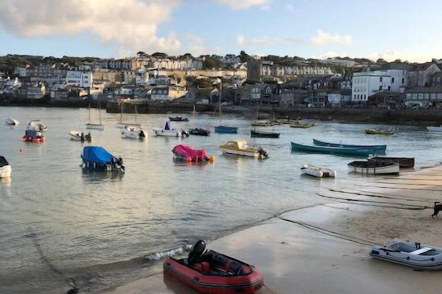 Private Parking for 2 Cars, 3 Bed House , Sleeps 6, Close to beach & town.