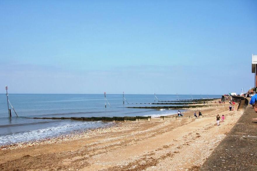 Driftwood Cabin near Heacham Beach, Coastal Chalet