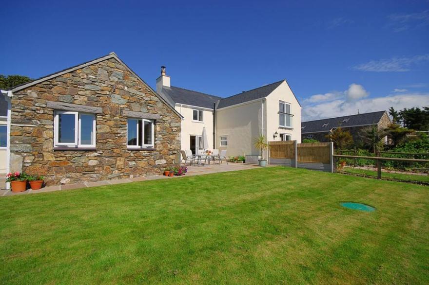 Gadlys Farmhouse and Cottage Combined - sleeps 12 guests  in 6 bedrooms