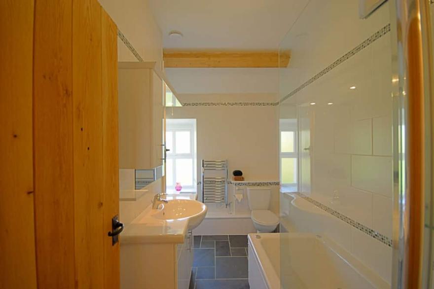 Gadlys Farmhouse and Cottage Combined - sleeps 12 guests  in 6 bedrooms