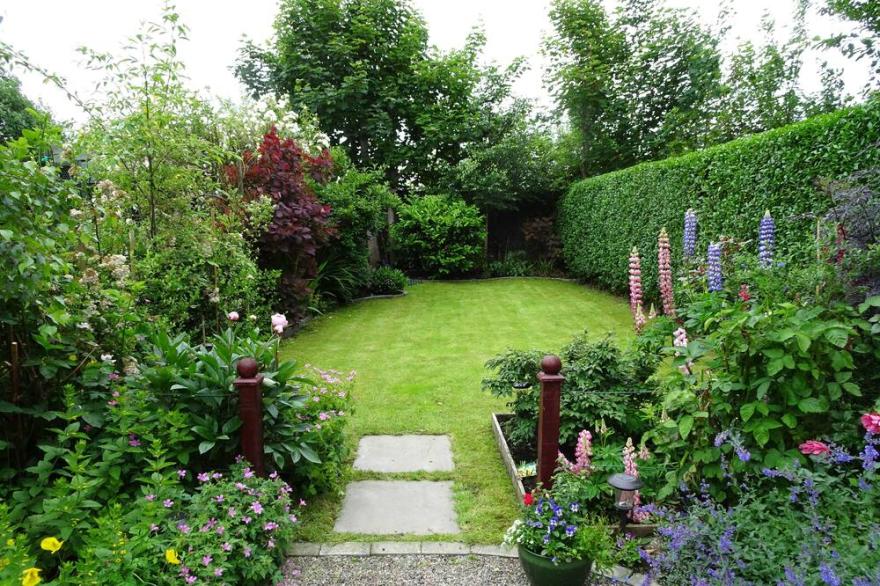 The Garden Flat - within easy walking distance of centre of Crieff