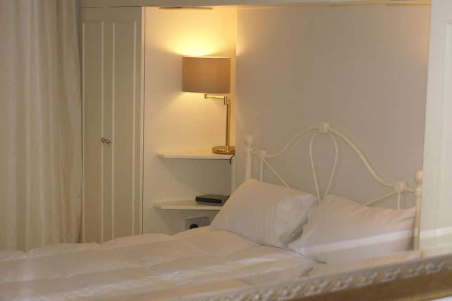 Garden flat in Belsize Park/Swiss Cottage with 2 bedrooms and private entrance.