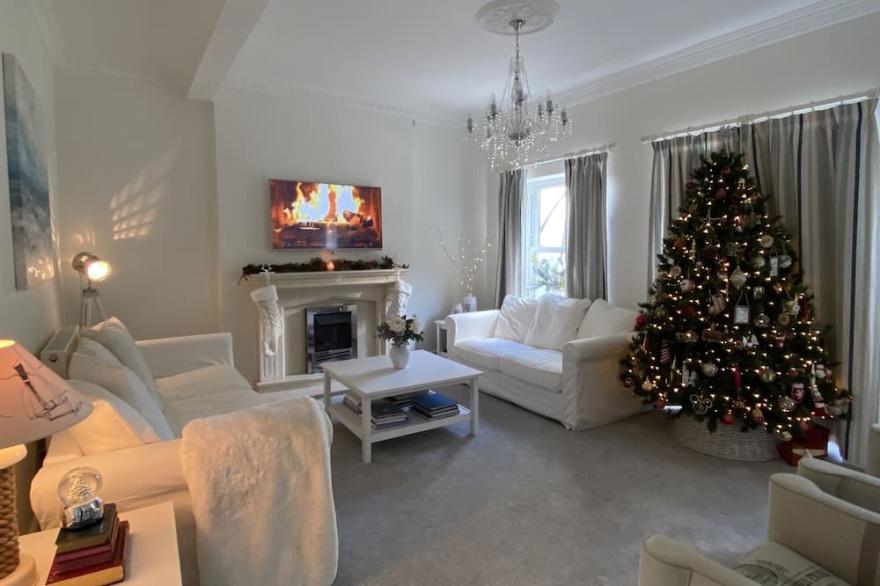 Magnificent House, Sea Views, Luxurious Interior, Christmas Specials Available