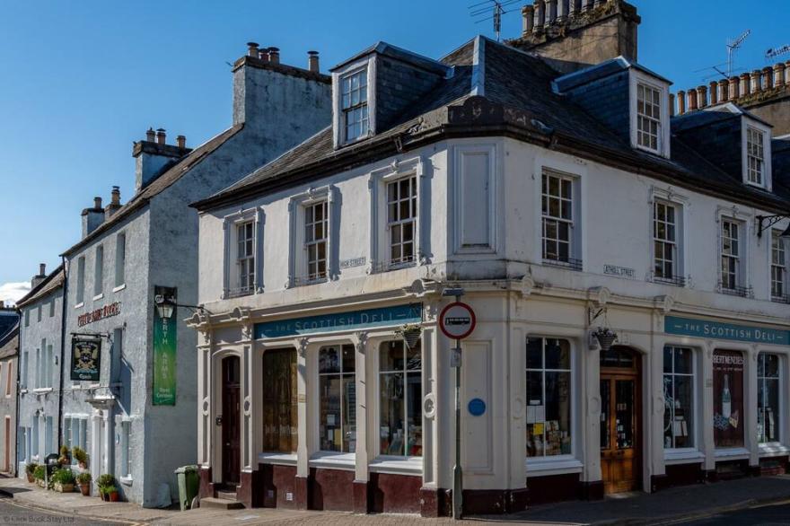 Dunkeld Townhouse Apartment  - sleeps 2 - 4 guests  in 1 bedroom