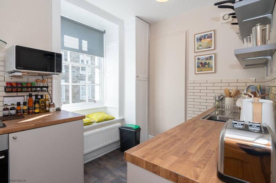 Dunkeld Townhouse Apartment  - sleeps 2 - 4 guests  in 1 bedroom