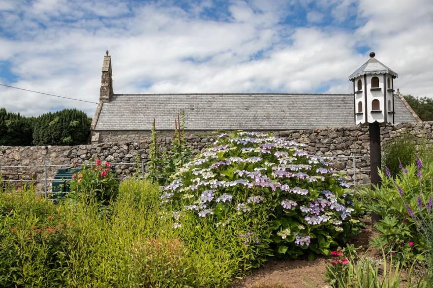 Romantic and cosy cottage,  countryside views, near to the beach and mountains