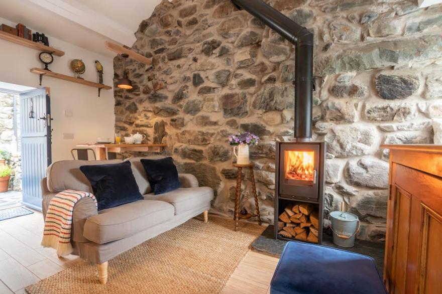 Romantic and cosy cottage,  countryside views, near to the beach and mountains