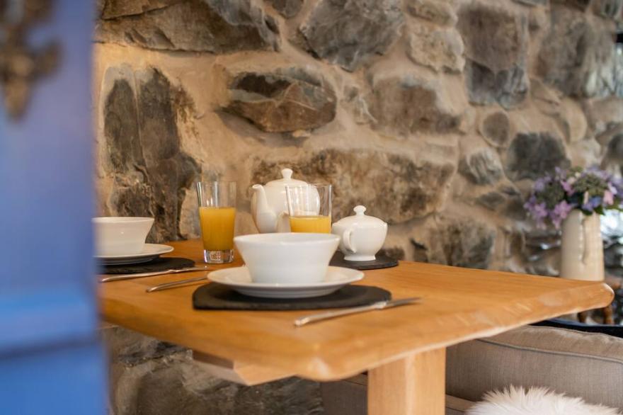 Romantic and cosy cottage,  countryside views, near to the beach and mountains