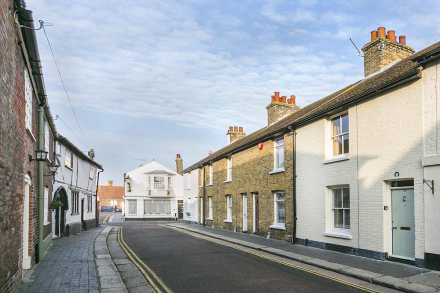 Retro Modern Cottage In The Heart Of Sandwich; 5 Mins  Drive To Sandwich Bay