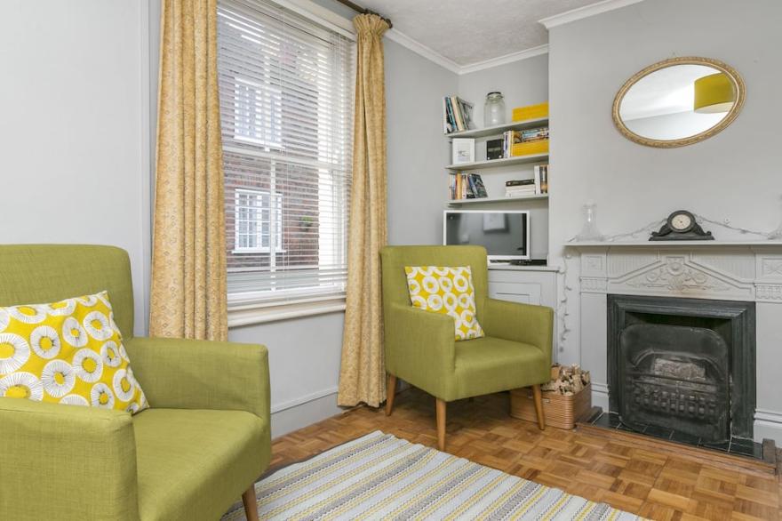 Retro Modern Cottage In The Heart Of Sandwich; 5 Mins  Drive To Sandwich Bay