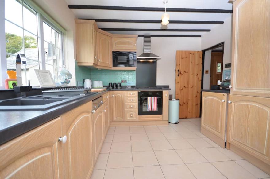 Stunning Award Winning Cottage with Hot Tub & Sauna 10 mins from the Beach