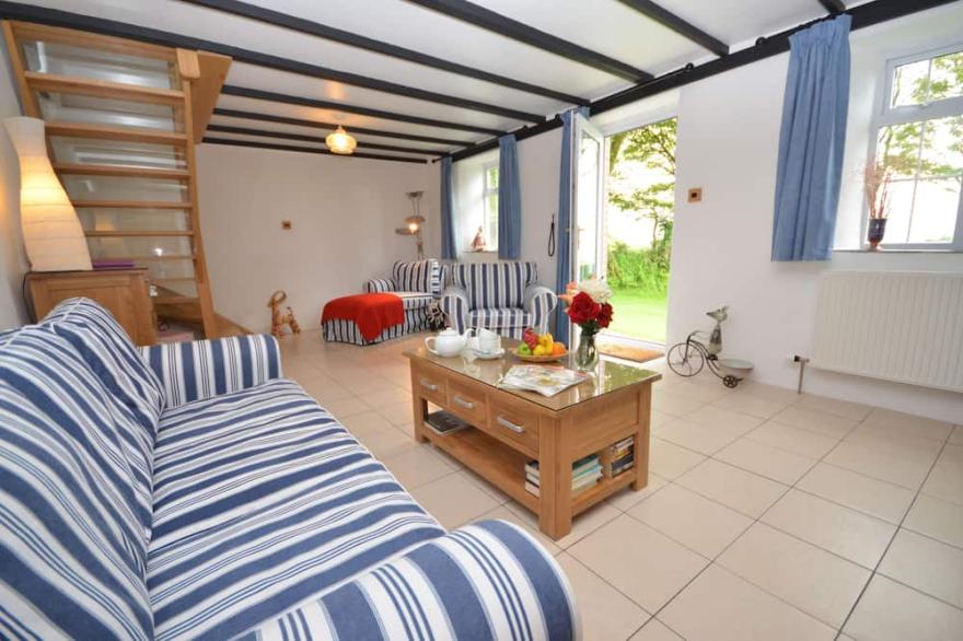 Stunning Award Winning Cottage with Hot Tub & Sauna 10 mins from the Beach