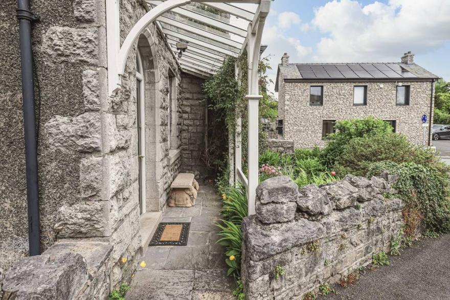 PORTOBELLO, pet friendly, with a garden in Lindale
