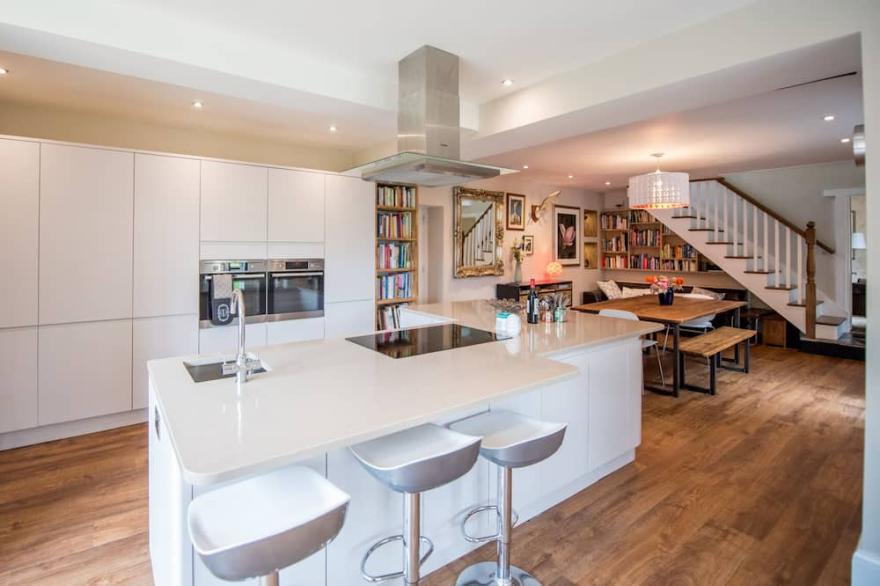 Very Large Family Home Close To Devon's Surfing Beaches.