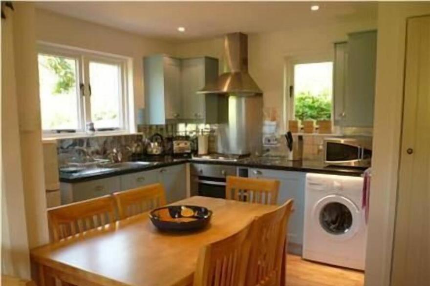 Beautiful  Beach Style Cabin Near Bantham Beach, Devon, with Wi-Fi