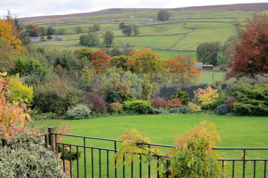 Ashcroft Cottage Reeth, set in two acres garden, river, ponds, amazing views