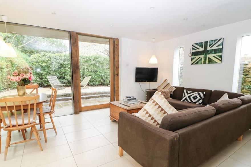 THE COTTAGE AND THE STUDIO, pet friendly in South Cerney, Cotswolds