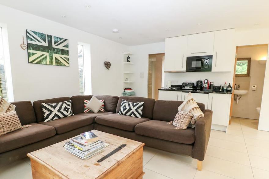 THE COTTAGE AND THE STUDIO, pet friendly in South Cerney, Cotswolds