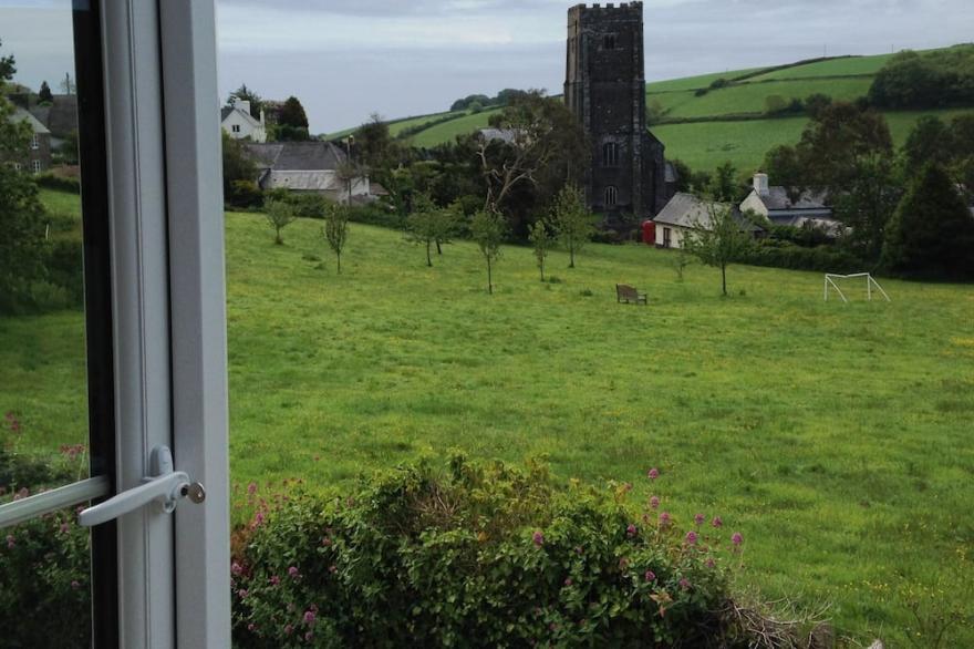 4 Bed Holiday House Near Sea; Sleeps 8
