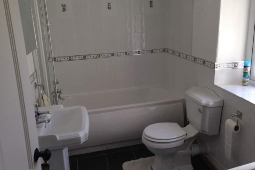 4 Bed Holiday House Near Sea; Sleeps 8