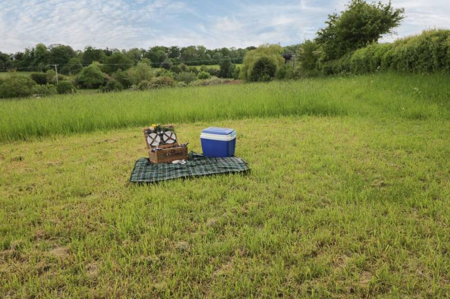 CHEQUERS BARN, family friendly, character holiday cottage in Corsham