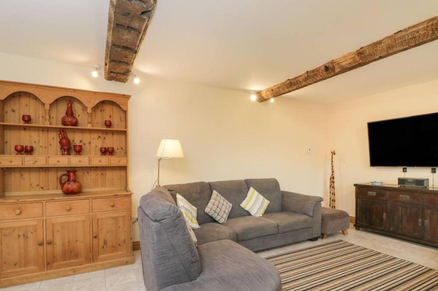 CHEQUERS BARN, family friendly, character holiday cottage in Corsham