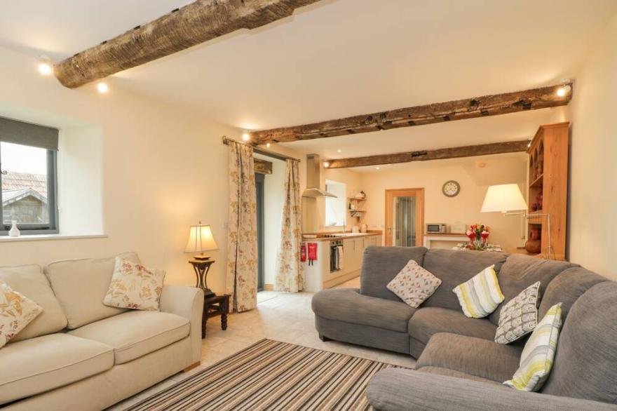 CHEQUERS BARN, family friendly, character holiday cottage in Corsham