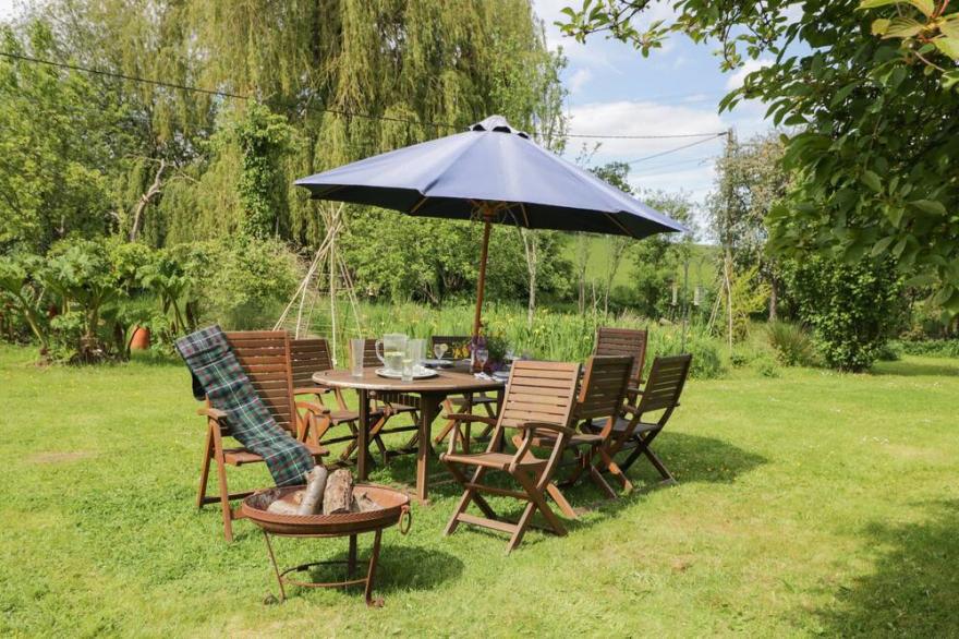 CHEQUERS BARN, family friendly, character holiday cottage in Corsham