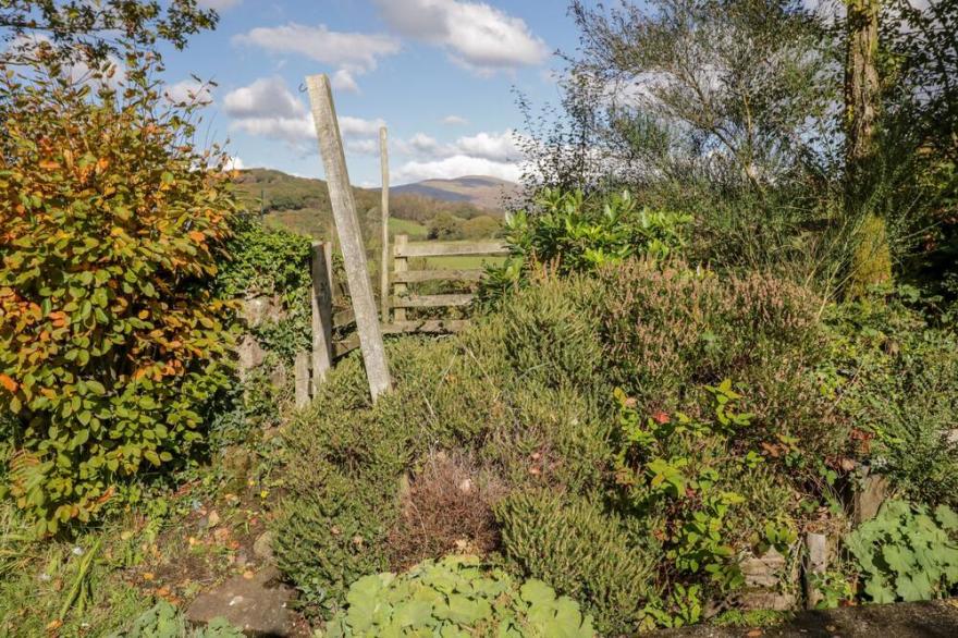 FELL FOOT, pet friendly, character holiday cottage in Eskdale Green