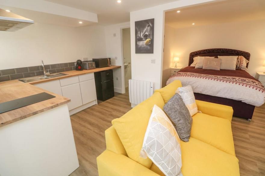 PERRAN PEARL B, country holiday cottage, with a garden in Perranporth