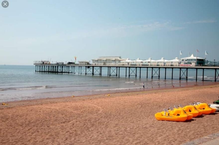 Paignton Seaside Apartment with heated outdoor pool and secure parking.